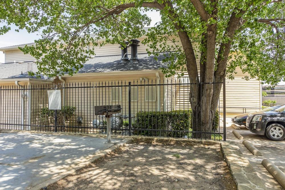 Hometowne Studios By Red Roof Dallas - North Addison - Tollway Exteriör bild